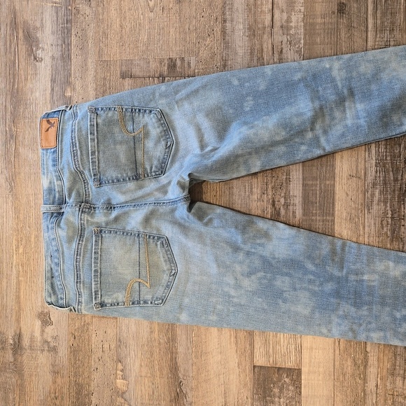 AMERICAN EAGLE | Bleach Pattern Denim Super Low Rise Denim Jeans | Size 4 - Picture 7 of 10
